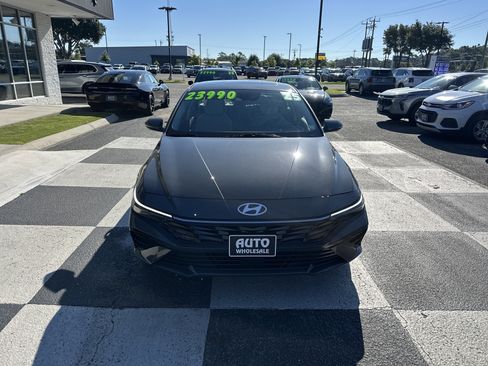 Used 2025 Hyundai Elantra Limited w/ Cargo Package FWD image 2