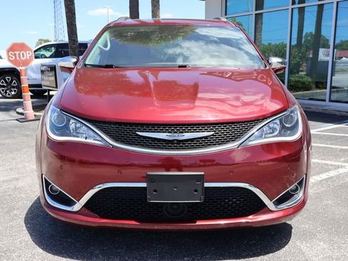 Used 2017 Chrysler Pacifica Limited FWD image 2