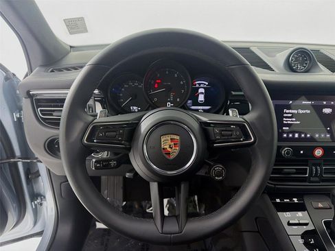 Certified 2025 Porsche Macan AWD/4WD image 11