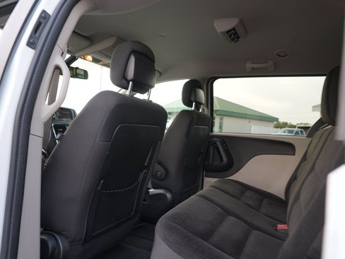 Used 2018 Dodge Grand Caravan SE w/ UConnect Hands-Free Group FWD image 19