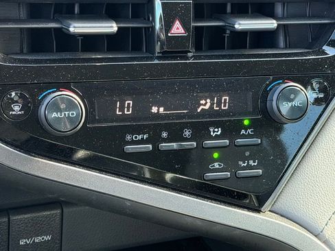 Used 2021 Toyota Camry XLE w/ Navigation Upgrade Package image 21