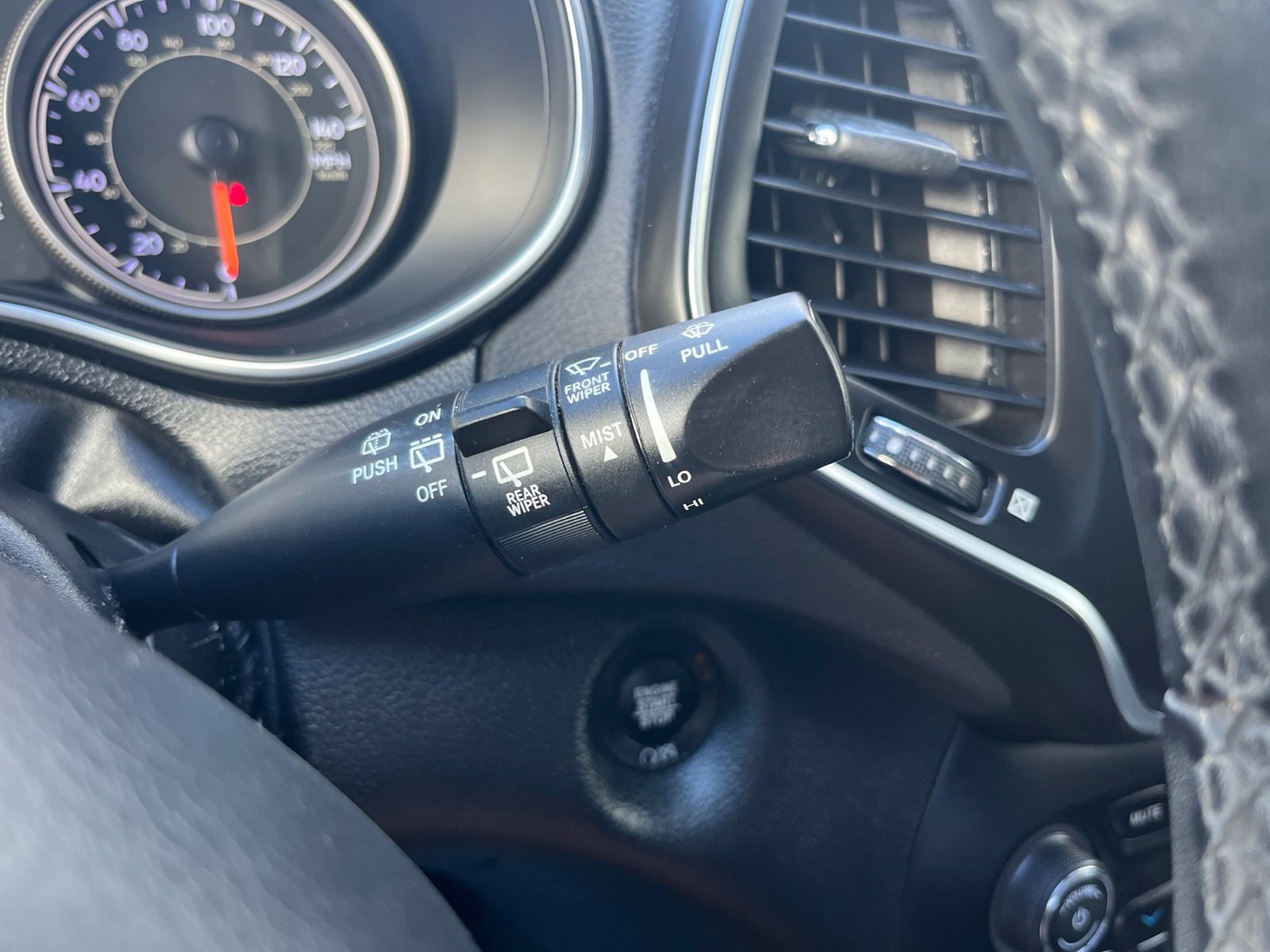 Used 2019 Jeep Cherokee Latitude Plus w/ Cold Weather Group AWD/4WD image 18