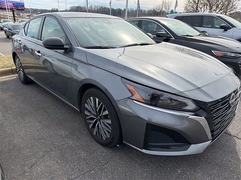 Used 2024 Nissan Altima 2.5 SV image 3