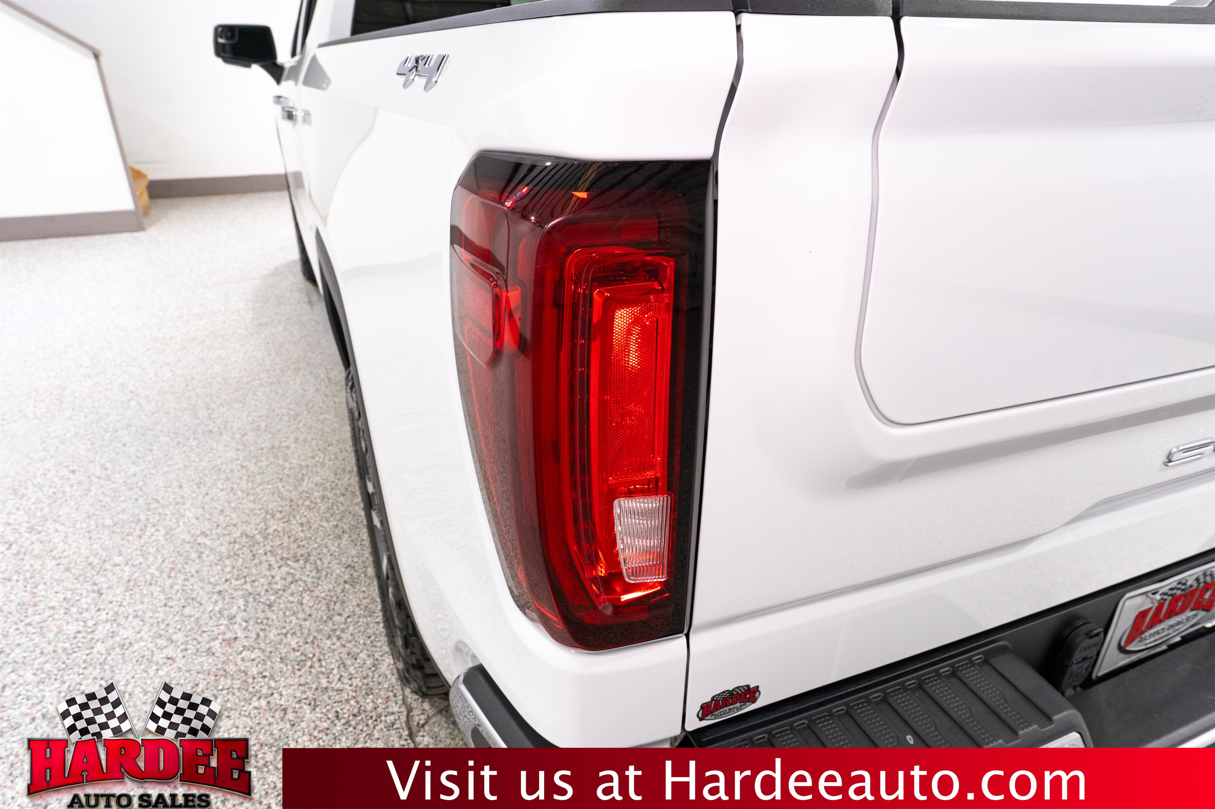 Used 2025 GMC Sierra 1500 SLT AWD/4WD image 9