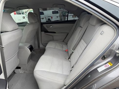 Used 2016 Toyota Camry image 35