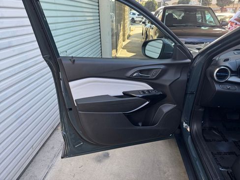 Used 2025 Chevrolet Trax LT image 18