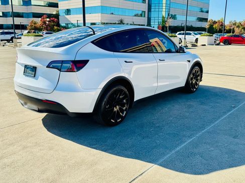 Used 2023 Tesla Model Y AWD image 11