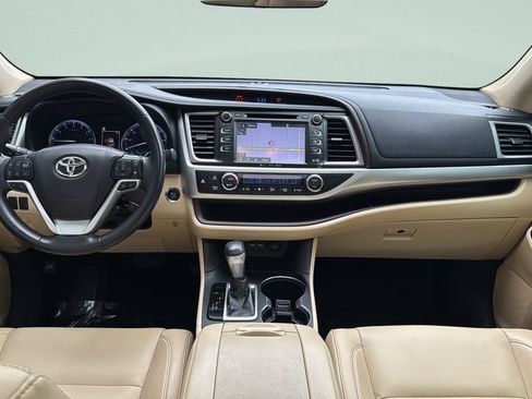 Used 2019 Toyota Highlander XLE FWD image 25
