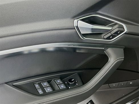 Certified 2022 Audi e-tron Premium Plus w/ Premium Plus Package image 20