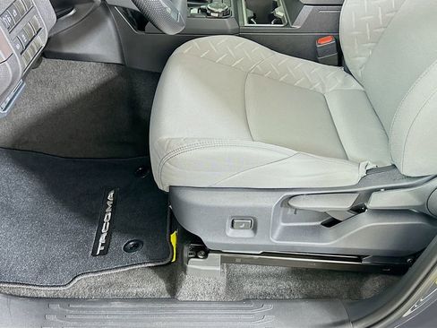 Certified 2025 Toyota Tacoma SR5 AWD/4WD image 19