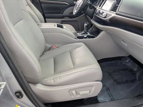Used 2016 Toyota Highlander Limited w/ Driver Technology Package AWD/4WD image 18