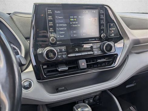 Used 2021 Toyota Highlander XLE AWD/4WD image 14
