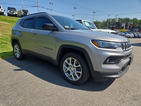 Used 2023 Jeep Compass Latitude AWD/4WD image 2