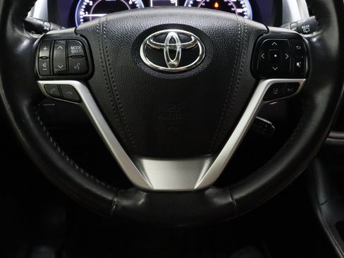 Used 2019 Toyota Highlander XLE FWD image 25