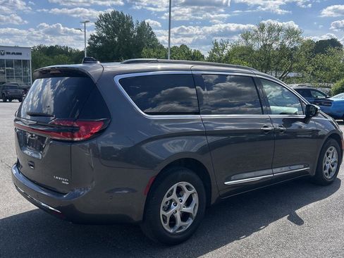 Used 2023 Chrysler Pacifica Limited image 4