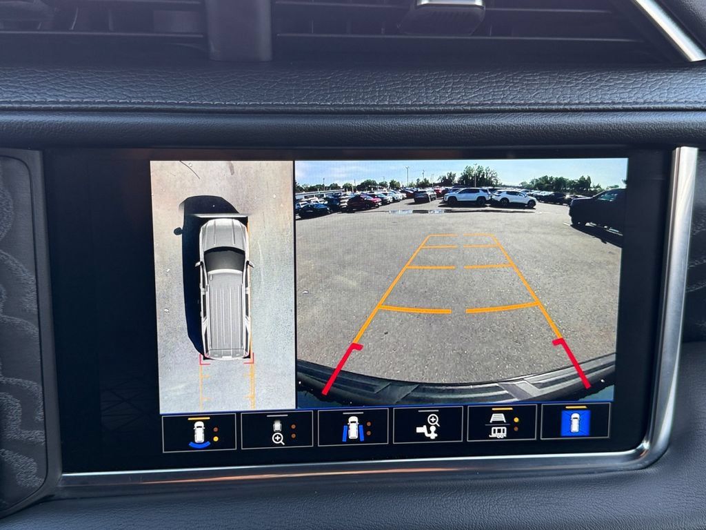 Used 2022 GMC Yukon XL Denali AWD/4WD image 15