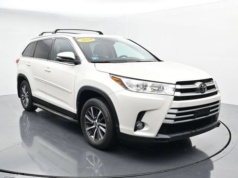 Used 2019 Toyota Highlander XLE AWD/4WD image 2