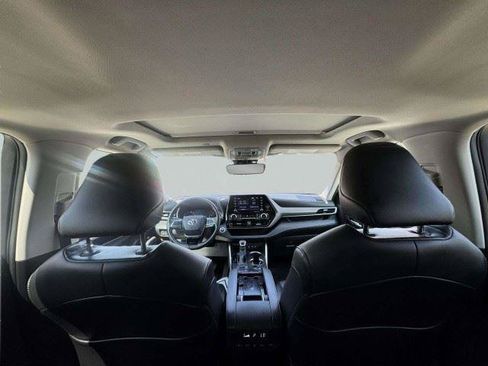 Used 2021 Toyota Highlander XLE AWD/4WD image 46