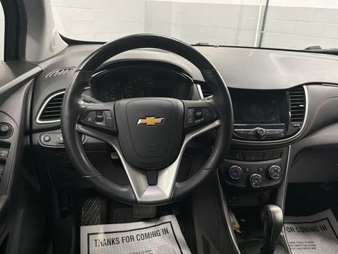 Used 2019 Chevrolet Trax LT w/ LT Convenience Package FWD image 17