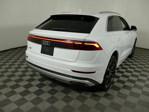 Used 2024 Audi Q8 Premium image 3