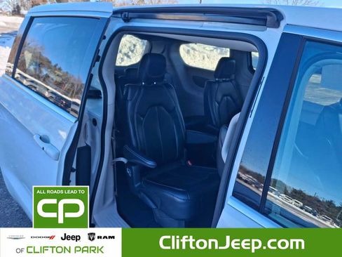 Used 2024 Chrysler Pacifica Touring-L image 17