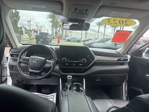 Used 2023 Toyota Highlander XLE image 14