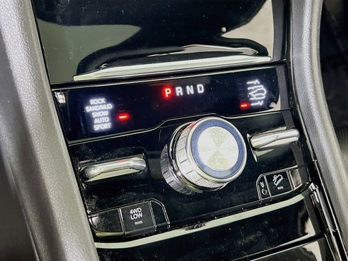 Used 2022 Jeep Grand Cherokee Overland w/ Luxury Tech Group IV AWD/4WD image 17
