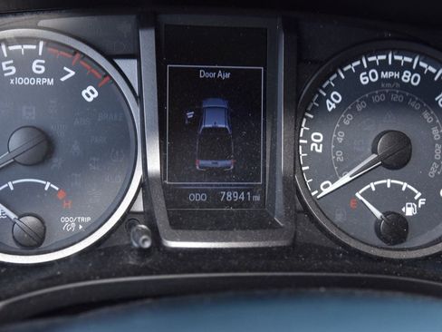 Used 2019 Toyota Tacoma TRD Sport w/ Technology Package image 9