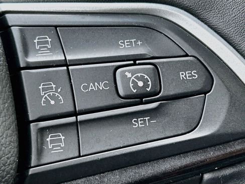 Used 2022 Jeep Grand Cherokee L Laredo w/ Luxury Tech Group I AWD/4WD image 38