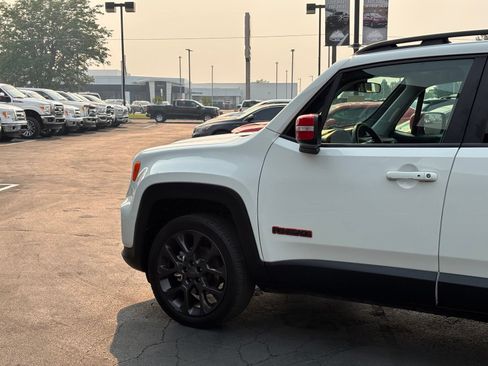 Used 2023 Jeep Renegade Latitude AWD/4WD image 6