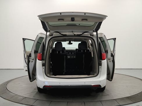 Used 2019 Chrysler Pacifica Touring-L FWD image 15
