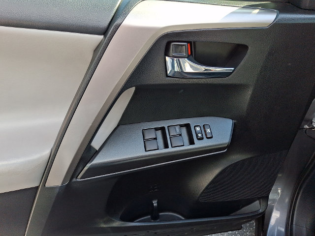 Used 2018 Toyota RAV4 XLE AWD/4WD image 12