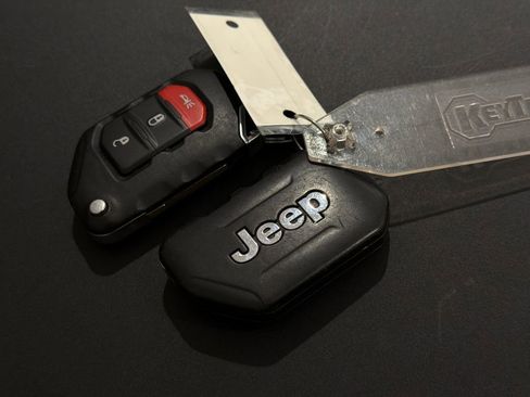 Used 2022 Jeep Wrangler Unlimited Sahara AWD/4WD image 36