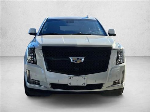 Used 2017 Cadillac Escalade Luxury image 2