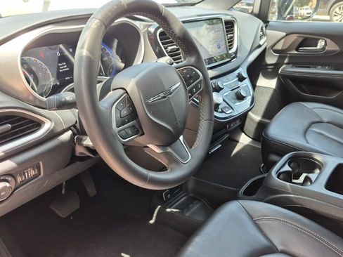 Used 2025 Chrysler Pacifica Select FWD image 7