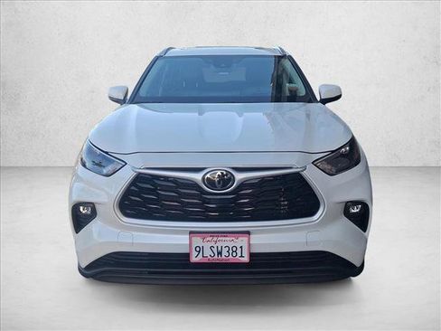 Certified 2024 Toyota Highlander XLE image 2