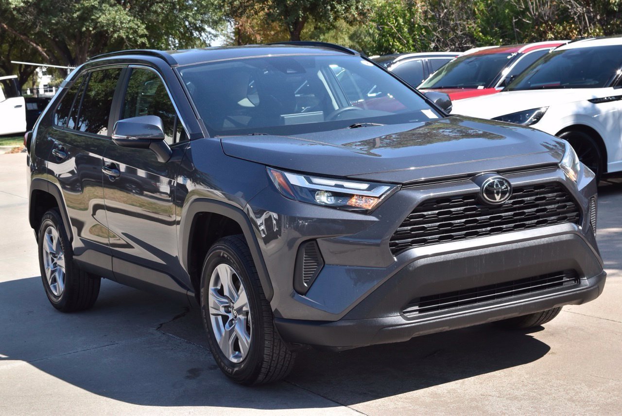 Used 2025 Toyota RAV4 XLE AWD/4WD image 4