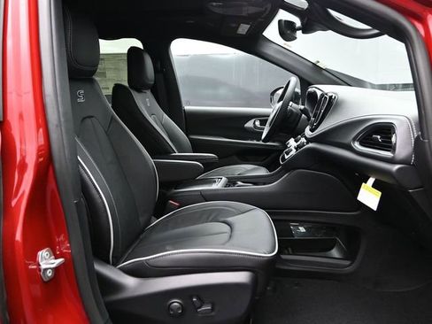 New 2026 Chrysler Pacifica Limited FWD image 17