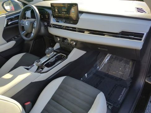New 2025 Mitsubishi Outlander SE image 15