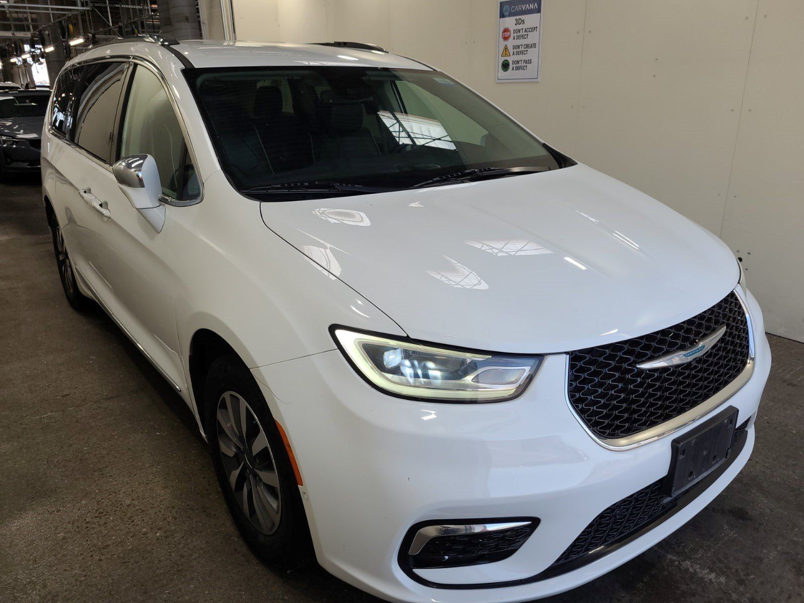 Used 2021 Chrysler Pacifica Limited w/ Uconnect Theater Family Group FWD image 2