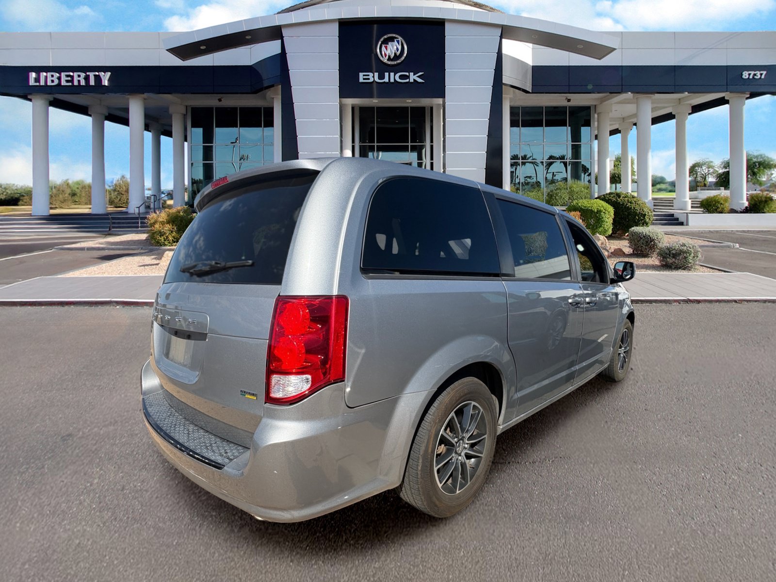 Used 2018 Dodge Grand Caravan SE FWD image 2
