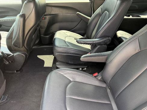 Used 2024 Chrysler Pacifica Limited FWD image 11