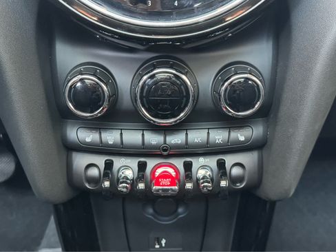 Used 2024 MINI Cooper 4-Door Hardtop FWD image 23