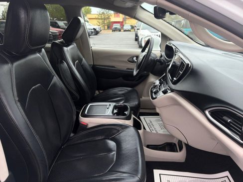 Used 2022 Chrysler Pacifica Touring-L FWD image 19
