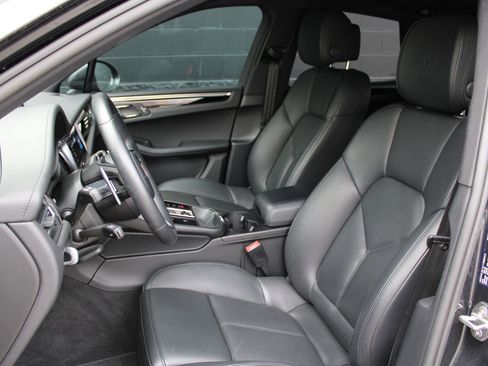 Certified 2023 Porsche Macan Turbo image 5