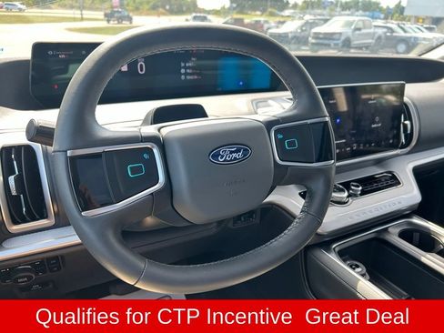 Used 2026 Ford Expedition Active AWD/4WD image 17