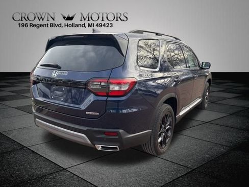 New 2025 Honda Pilot Touring image 9