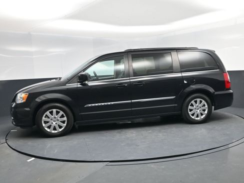 Used 2015 Chrysler Town & Country Touring image 3
