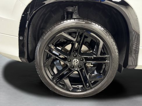 Used 2025 Volkswagen Tiguan SE R-Line AWD/4WD image 49