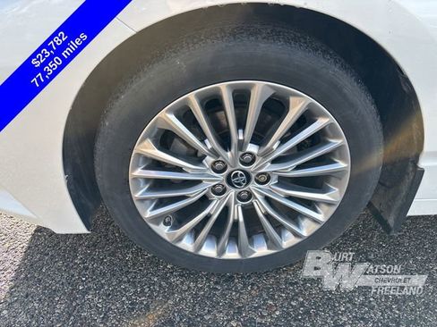Used 2019 Toyota Avalon Limited image 7